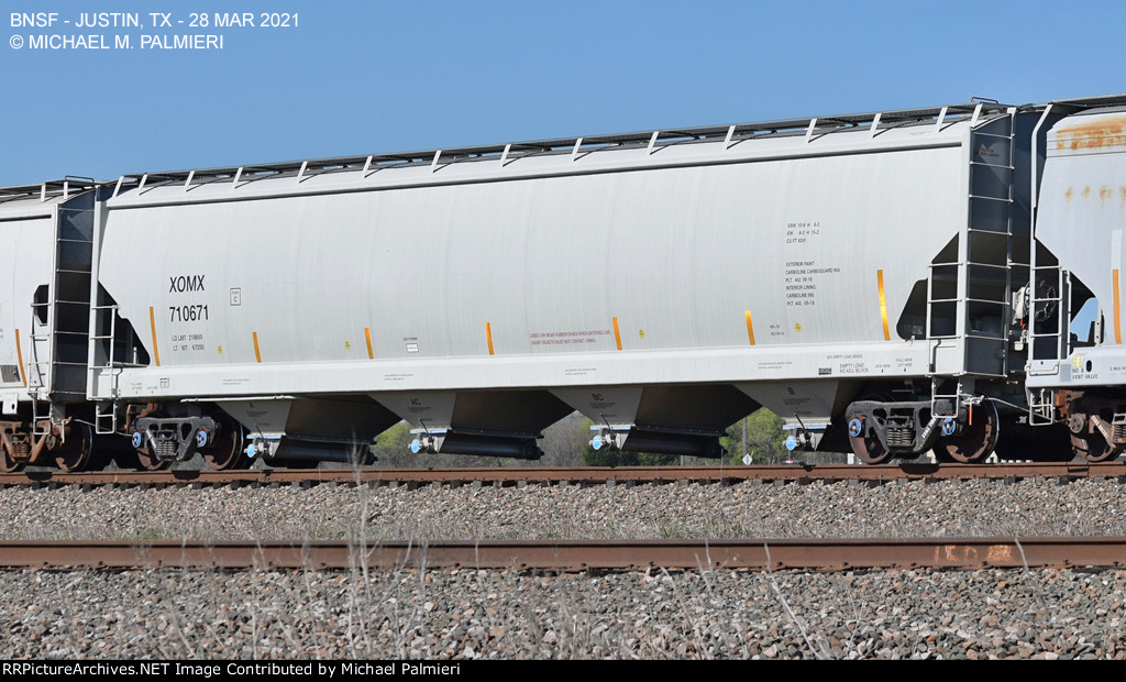 XOMX covered hopper 710671